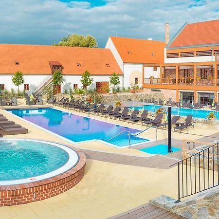 Hotel Zamek Valec Vladislav Bagian luar foto