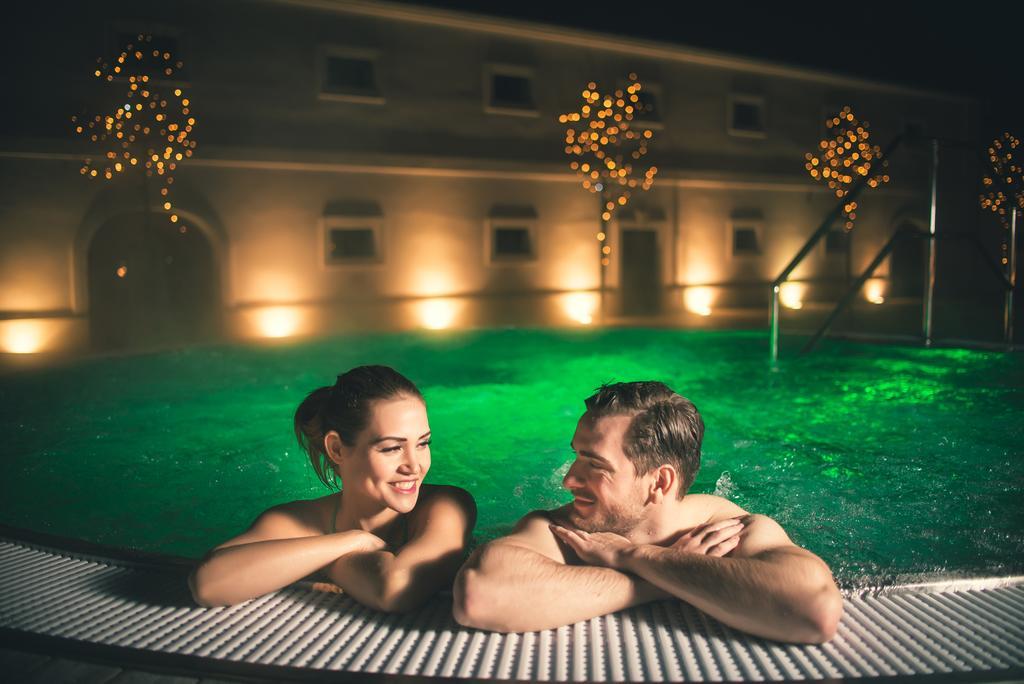 Hotel Zamek Valec Vladislav Bagian luar foto