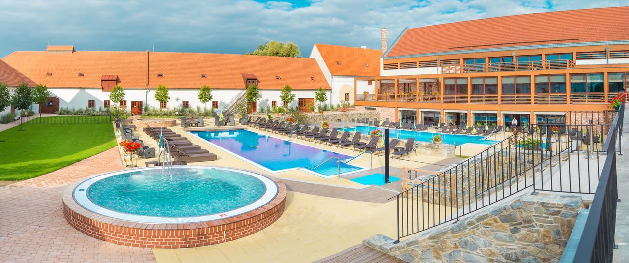 Hotel Zamek Valec Vladislav Bagian luar foto