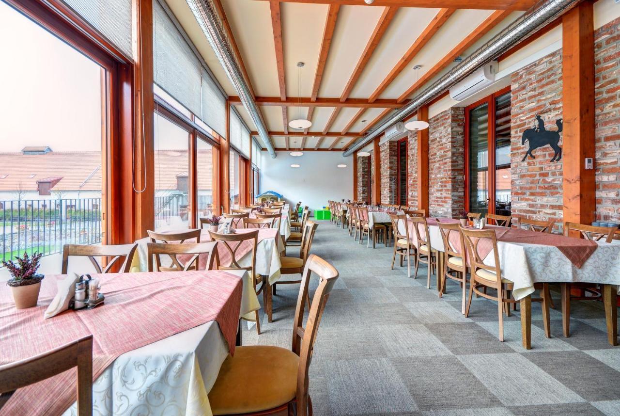 Hotel Zamek Valec Vladislav Bagian luar foto