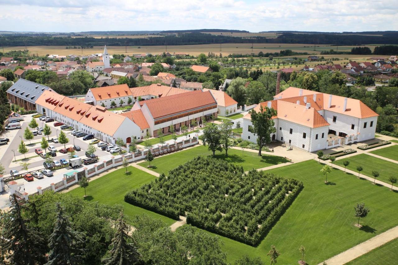Hotel Zamek Valec Vladislav Bagian luar foto
