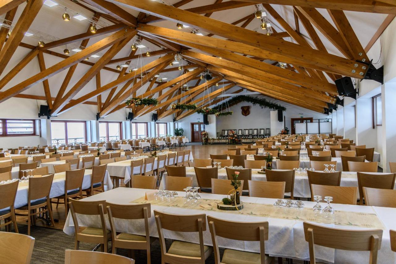 Hotel Zamek Valec Vladislav Bagian luar foto