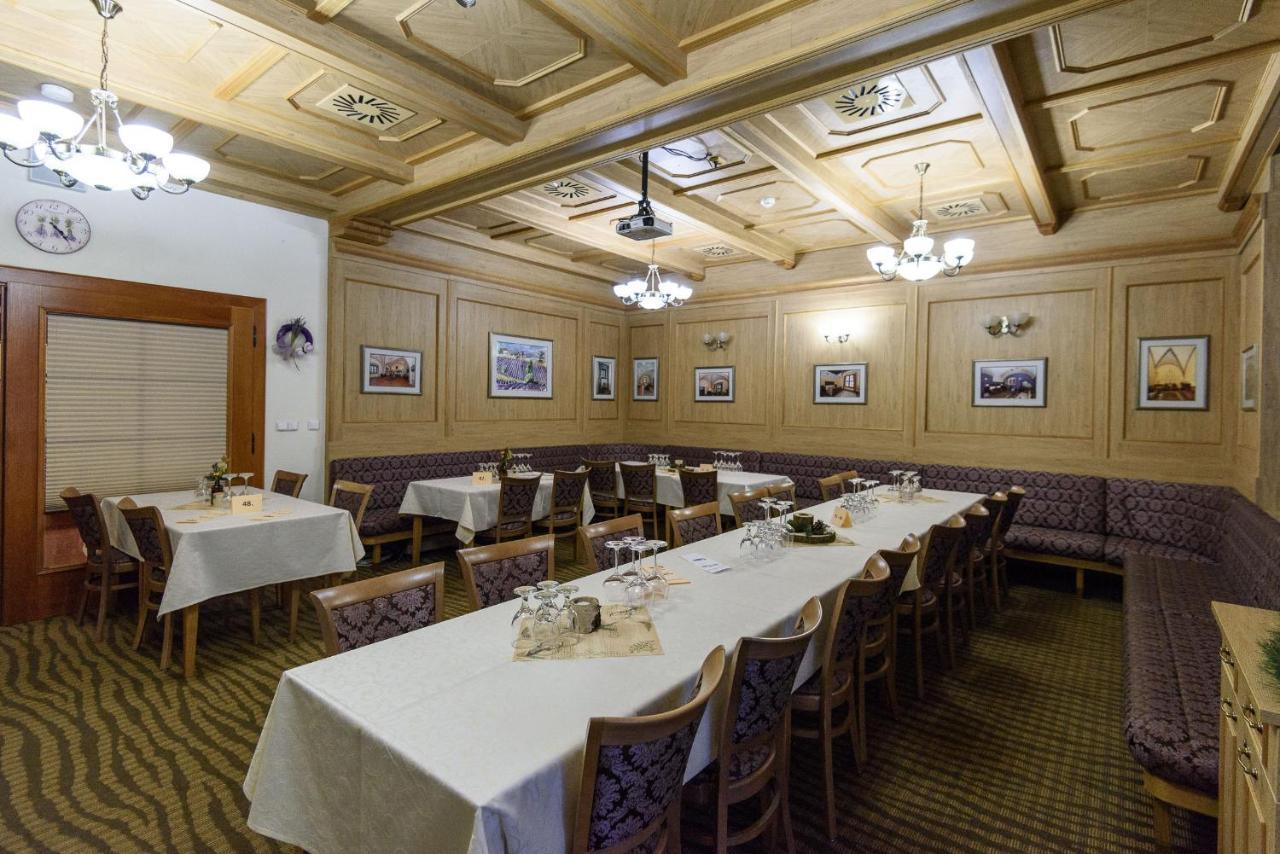 Hotel Zamek Valec Vladislav Bagian luar foto
