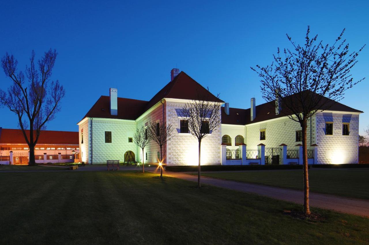 Hotel Zamek Valec Vladislav Bagian luar foto