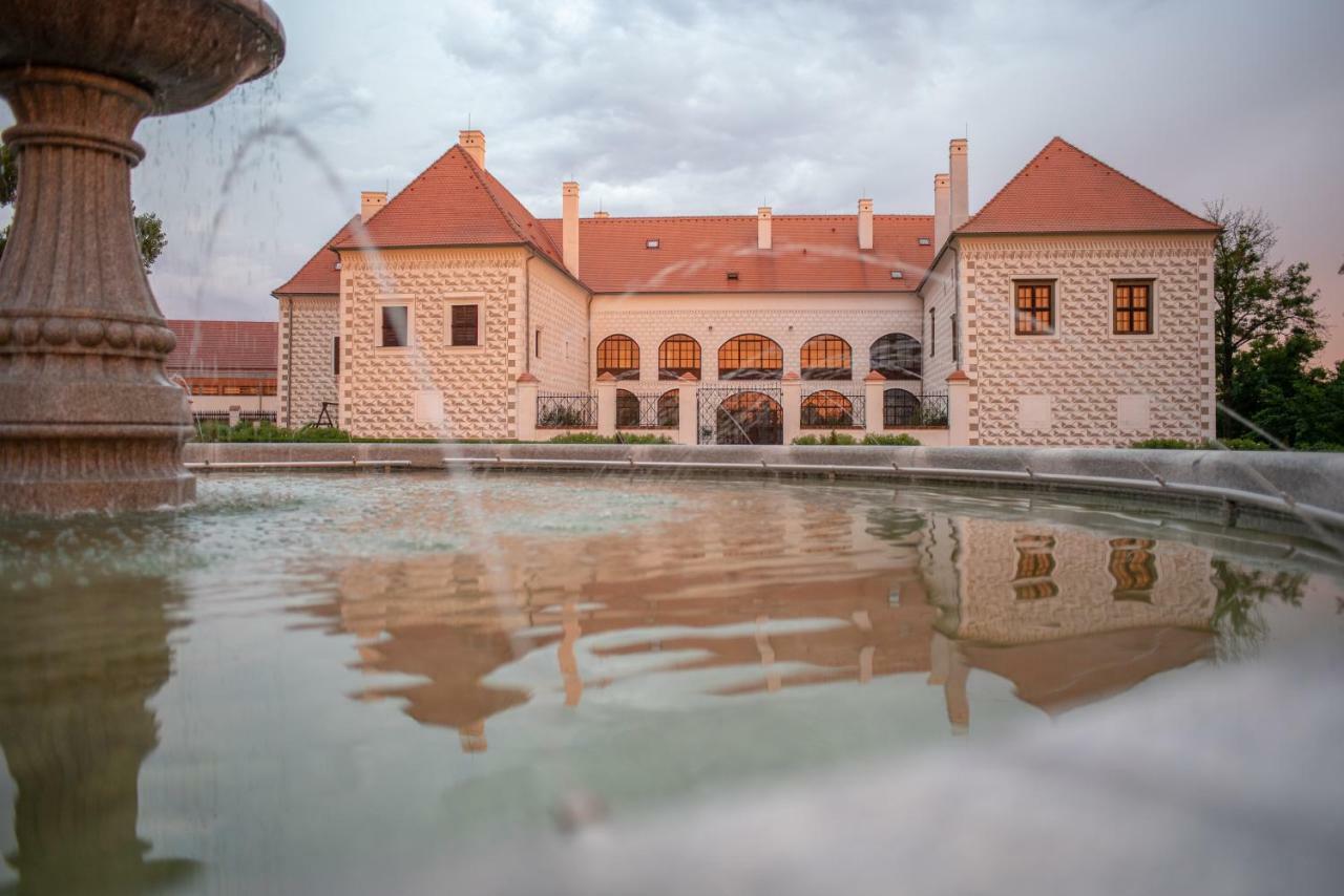 Hotel Zamek Valec Vladislav Bagian luar foto